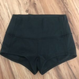 Women's Lululemon Shorts 2.5 inch (Size 8)